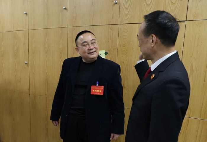 图为全国人大代表李积回（左）参观江城法院诉讼服务中心.jpg